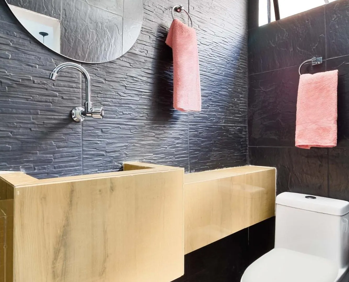 5 Bedroom Provenza! Golden Jacuzzi - 1 Block From Lleras 메딜린