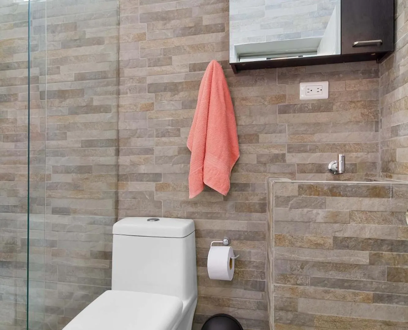 5 Bedroom Provenza! Golden Jacuzzi - 1 Block From Lleras 메딜린 0*,  콜롬비아
