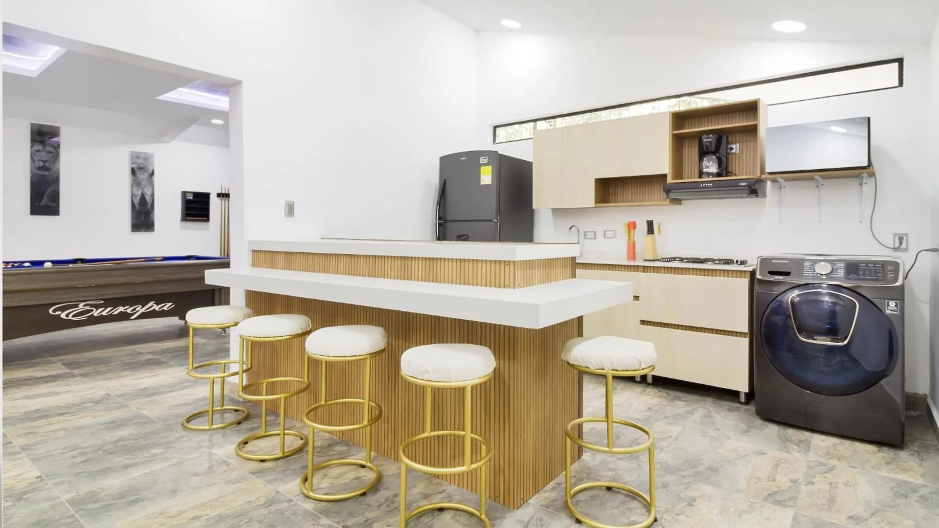 아파트 5 Bedroom Provenza! Golden Jacuzzi - 1 Block From Lleras 메딜린