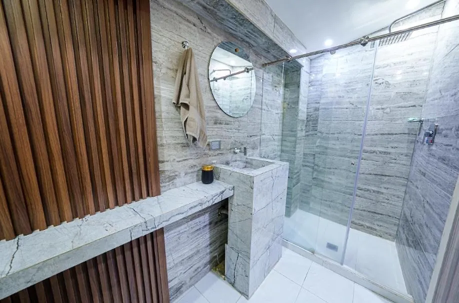 5 Bedroom Provenza! Golden Jacuzzi - 1 Block From Lleras 메딜린