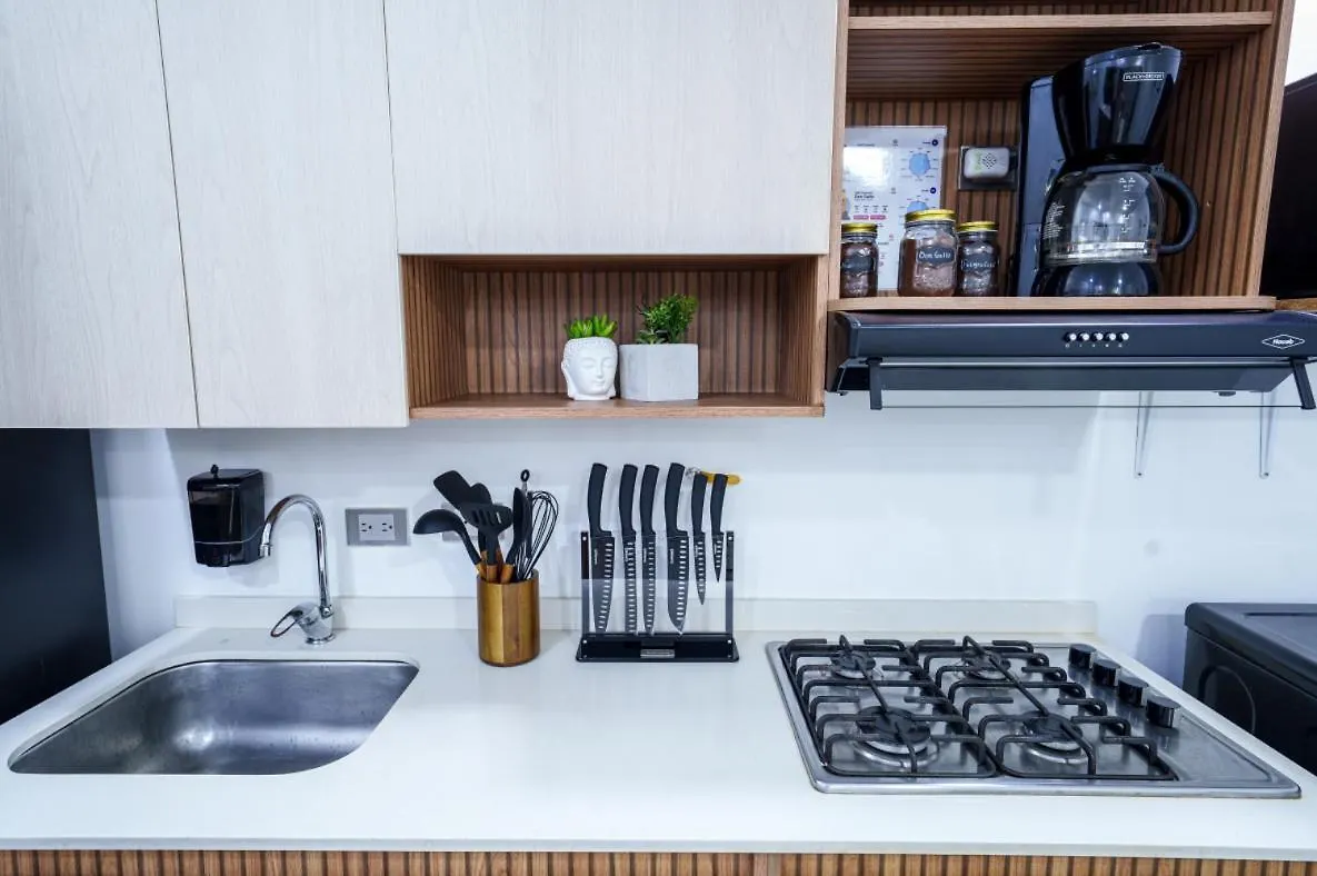 5 Bedroom Provenza! Golden Jacuzzi - 1 Block From Lleras 메딜린 0*,
