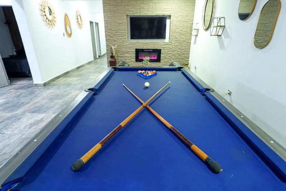 5 Bedroom Provenza! Golden Jacuzzi - 1 Block From Lleras 메딜린 0*,